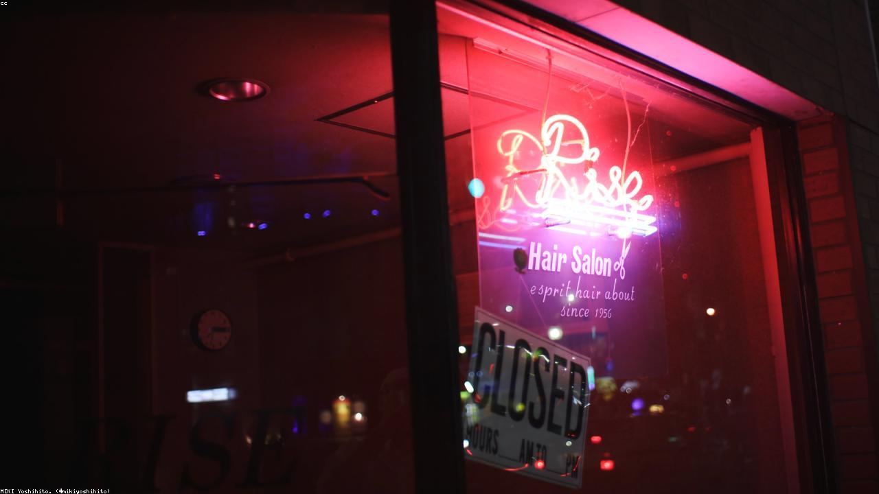 Hair artisan working with precision